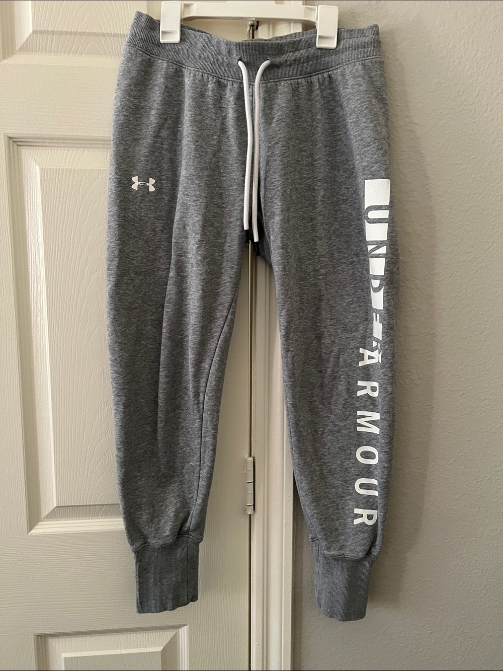 EUC- Under Armour Gray Logo Loose Jogger Sweatpants with White Drawstring  Sz Sm